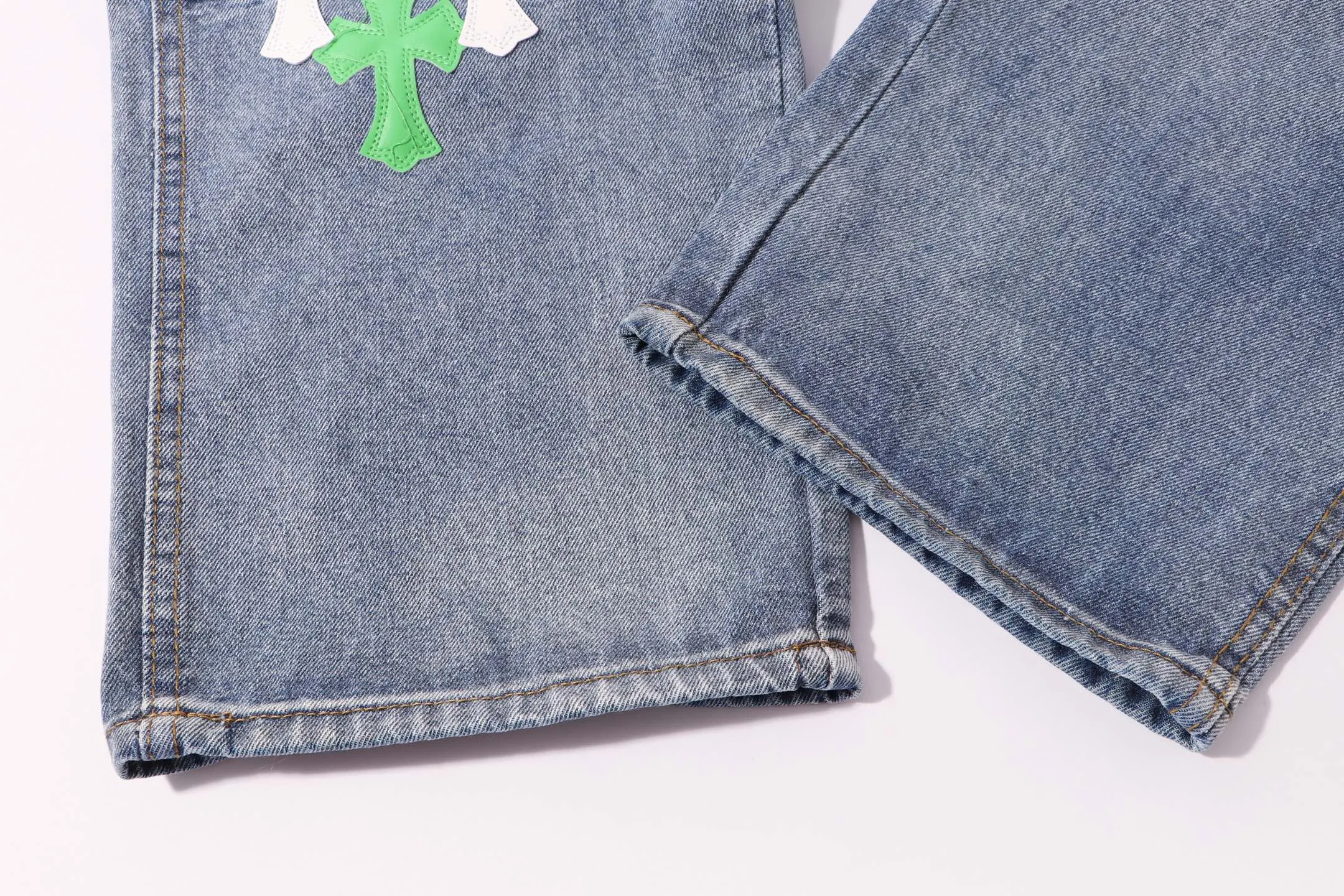 P260 Style No.: H924 Croxin & 𝐂𝐡𝐫𝐨𝐦𝐞 𝐇𝐞𝐚𝐫𝐭 ss25 white and green leather logging work jeans. Styles with different washed textures are very friendly to people with thin legs. The slightly flared version perfectly modifies the leg shape. The timeless and moderate length makes it easy to match and match. It is the basis for various styles and is a must-have in your wardrobe! The fabric is stiff but also makes the upper body soft without losing texture. The washing process is even more perfect. It is a must-have item for everyone! ! ! Washed wheat, hang tag, pants label, three labels complete Color: blue Size: 28-30-32-34-36